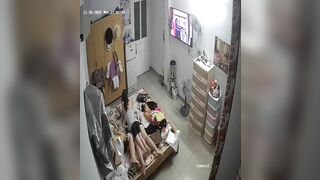 Bà mẹ hư hỏng để con xoa đít hôn lên đít nhưng không phản ứng gì