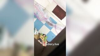 Quay lén chị dâu ở nhà một mình móc lồn trong phòng và cái kết