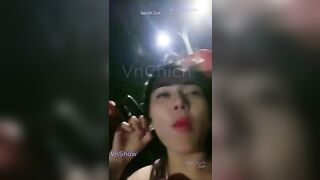 Gái Việt MMlive Mn_HaMy cho trai Singapore bóp vú sờ lồn luôn trên xe Ô Tô cực ngon