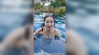 Máy Bay Phương Hằng hở đầu ti trên hồ bơi