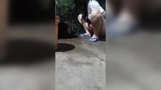 Đi tè khuay vô tình cũng gặp chị 2 mình đi đái rửa lồn hấp dẫn quay lại anh em xem