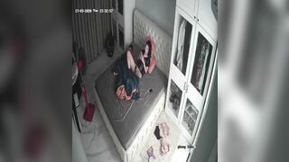 Bà mẹ trẻ mặc quần lót lọt khe cho các con ngắm mép lồn