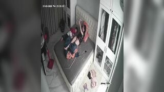 Bà mẹ trẻ mặc quần lót lọt khe cho các con ngắm mép lồn