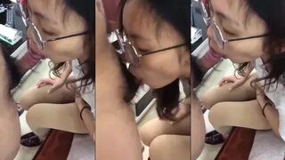 Clip Sex Tranh thủ lúc ba mẹ đi vắng bắt em họ bú cu luôn ở phòng khách