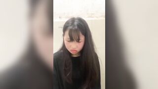 Em học sinh cute đi học bị đám bạn kéo vào nhà vệ sinh bắt nạt lột sạch đồ p1
