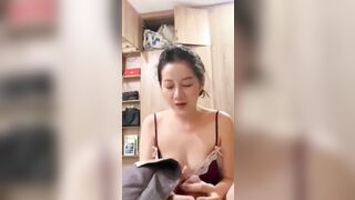 em hàng xóm dâm đãng có sở thích ngồi nghịch cu