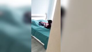 Đang nghịch điện thoại thì bị anh họ địt vào lồn múp dâm đãng