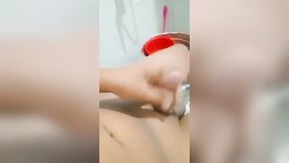 Sục cu trong nhà vệ sinh bắng tinh cực nhiều