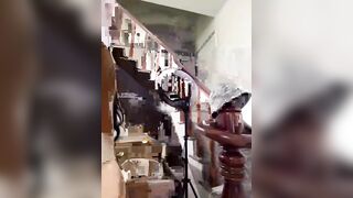 Vừa gội đầu cho khách vừa live thủ dâm 2