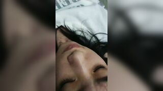 Móc Cua Con Ghệ Khi Đang Xem Điện Thoại