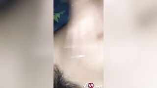Quay Video cạo lông lồn cho bạn thân, Ai ngờ Móc lồn hấp dâm Xuất tinh Bóp Vú non