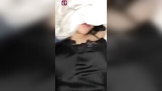 Quay Video cạo lông lồn cho bạn thân, Ai ngờ Móc lồn hấp dâm Xuất tinh Bóp Vú non