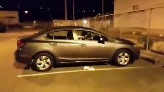 Trả kèo em gái đi bộ khỏa thân ở bãi xe