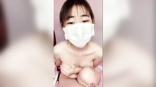Em gái vừa livestream vừa cover bài hát