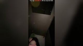 Lén lút cho em bú cu ở nhà wc