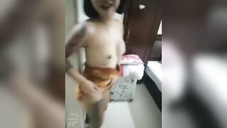 Chị gái em nhà mọi người