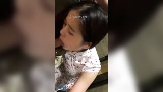 Cho em gái bú cu trong nhà wc