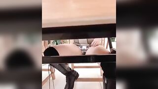 Em thích cảm giác show hàng nơi công cộng