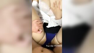 Lì xì cho em nhân viên ở quán trong phòng làm việc