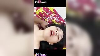 Em gái nằm võng