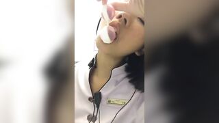 Em gái phục vụ liếm nước lồn dính vào sextoy khi đi làm (1)