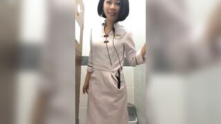 Em gái phục vụ liếm nước lồn dính vào sextoy khi đi làm (3)