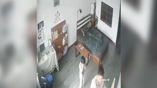 Không biết bà dì này dâm đãng thế nào mà tụt quần rồi cho cháu bú lồn mình