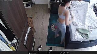 Bà chị gái ngang nhiên thay đồ trước mặt thằng em