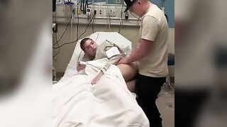 Em gái ốm phải nằm viện mà thằng bồ nứng sinh lí mạnh vào tận viện đòi chịch
