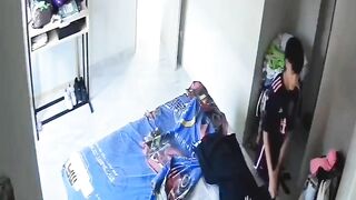 Đang chụp hình lồn đẹp trắng hồng lồn ngon cho bồ xem thì thằng con bất ngờ đi vào