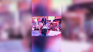 Đi cưỡi nhựa bị lộ mông to hàng ngon trước mặt người lạ