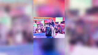 Đi cưỡi nhựa bị lộ mông to hàng ngon trước mặt người lạ
