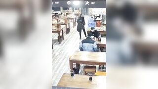 Gái dâm say rượu cởi quần đái ngay trong quán ăn