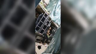 E sinh viên kính cận ở chung kí túc xá bị bạn chung phòng quay lén thay đồ lộ vú