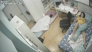 Hack cam phát hiện chị họ dâm đãng để e trai ngủ duới đất còn mình nằm xem sex móc l