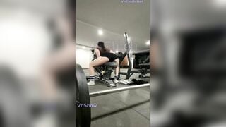 Em idol MMlive sanzai2 đi tập gym nhưng mặc váy cởi quần lót show lồn gạ chịch anh PT