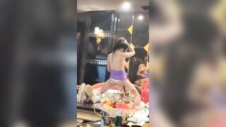 Trong 1 quán karaoke nọ vui như này bảo sao phái mạnh cứ thích đi