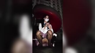 E học sinh dâm nữa đêm ra công viên quay video khỏa thân cắm toy vào lồn