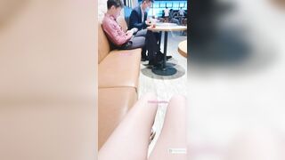 Dâm nữ nứng lồn show lồn public trong quán cf cho mấy a xem mà chả ai để ý