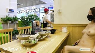 Dâm nữ show hàng public trong quán ăn