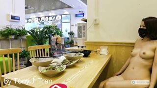 Dâm nữ show hàng public trong quán ăn