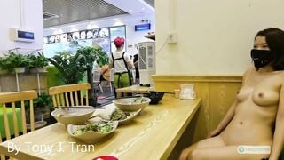 Dâm nữ show hàng public trong quán ăn
