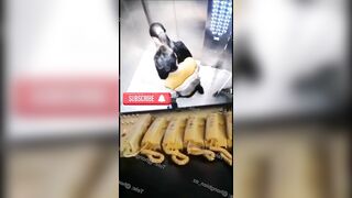 Trai trẻ lái máy bay bà già trong thang máy ở Trung Quốc phong cách giống như ởấn Độ