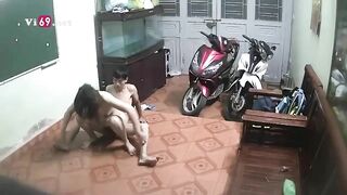 Vừa đi làm về chưa kịp đỗ xe anh đã bắt cởi hết quần áo ra địt nhau ngay phòng khách
