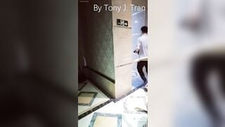 Liều vcl không mặc đồ khỏa thân đi dạo quanh phố lại còn đi vào nơi đông ng nữa chứ