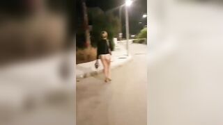Đi bộ ngoài đường mà ko mặc quần