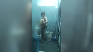 Em hàng xóm tắm đêm