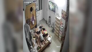 Thằng cháu hạnh phúc vui đùa cùng cặp mông trắng nõn của dì 1 video vippro