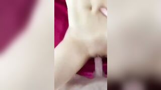 Phải dùng tay che miệng vì cây gậy như ý của anh quá dài khiến e sướng điên cuồng