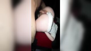 Anh bạn trai có sở thích lạ vừa địt bạn gái vừa muốn em nó đút cái đuôi vào đít